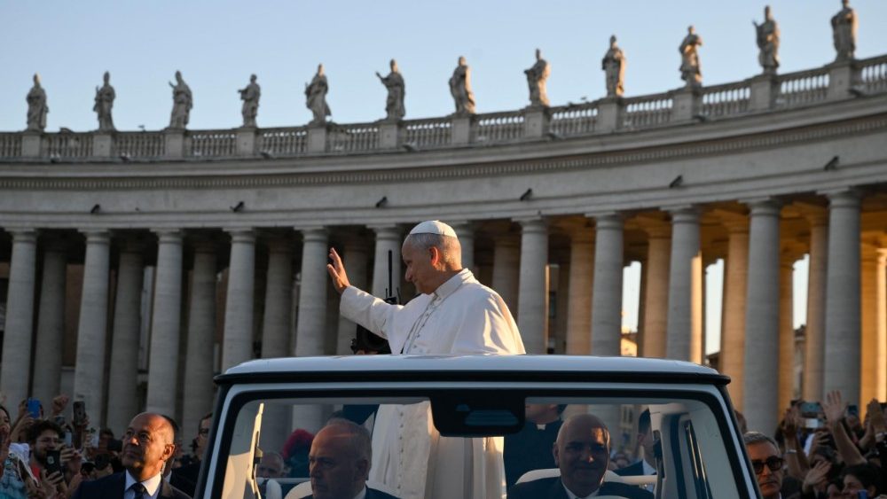 Chapelet pour la paix récité place Saint-Pierre, le 11 octobre 2025.