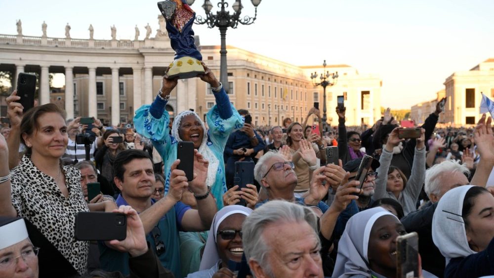 Chapelet pour la paix récité place Saint-Pierre, le 11 octobre 2025.