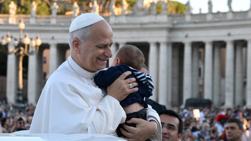 Chapelet pour la paix récité place Saint-Pierre, le 11 octobre 2025.