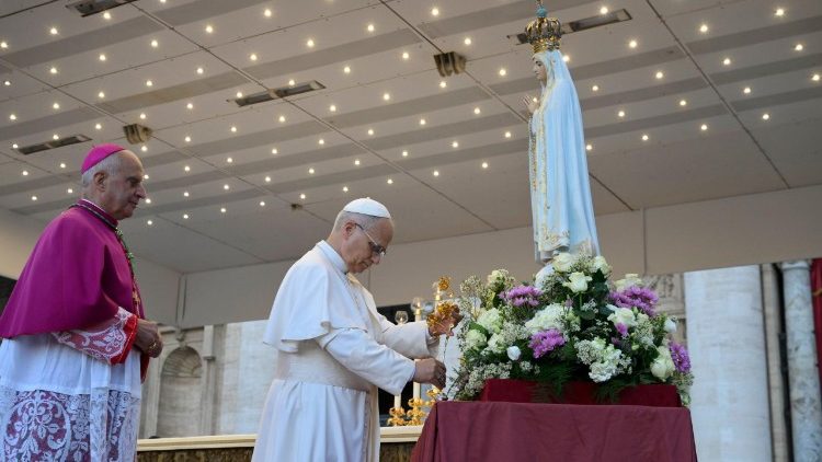 Il Papa pone la rosa dinanzi alla Madonna
