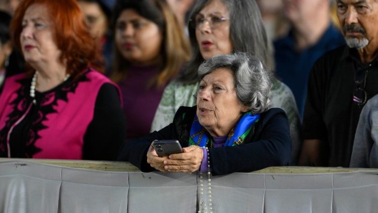 Fedeli partecipano al momento di preghiera