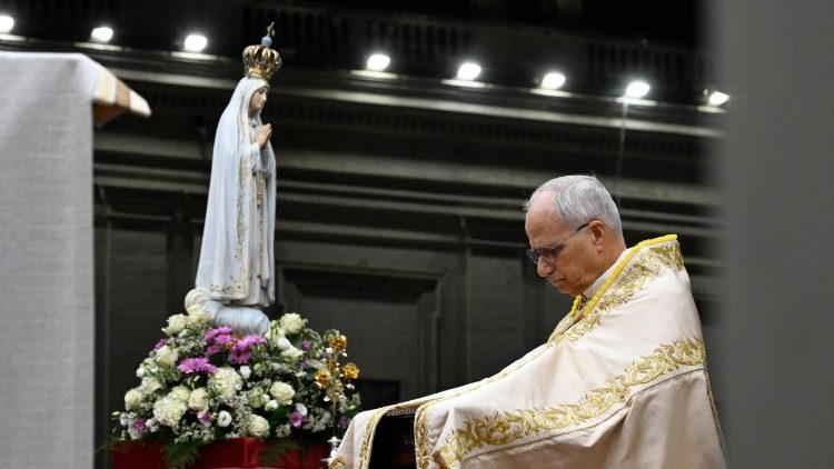 El Papa León XIV en oración ante la venerada imagen de la Virgen de Fátima 