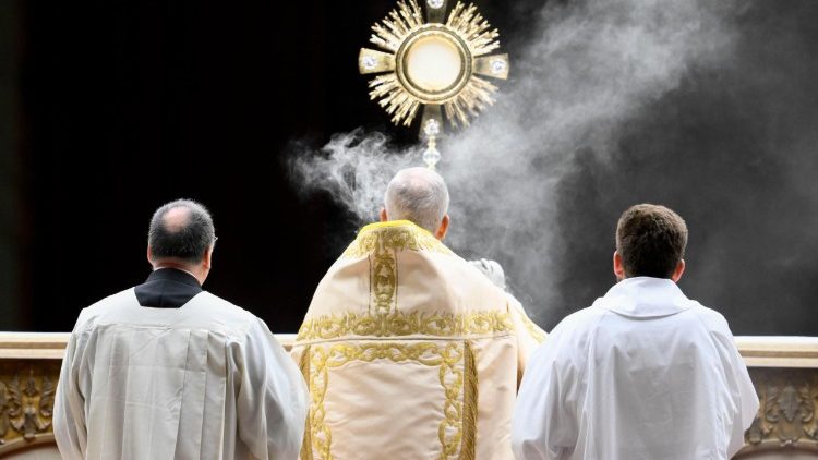 Kuabudi Ekaristi Takatifu