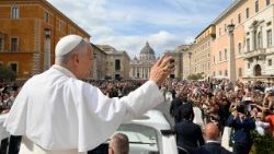 巡礼者を祝福する教皇レオ14世、聖年行事「マリアの霊性の祝祭」で　2025年10月12日　