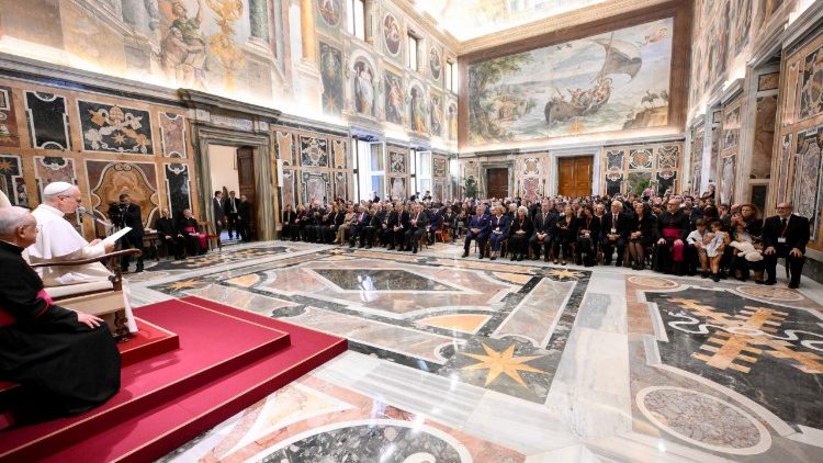 Папата с участниците в симпозиума посветен на кардинал Рафаел Мери дел Вал