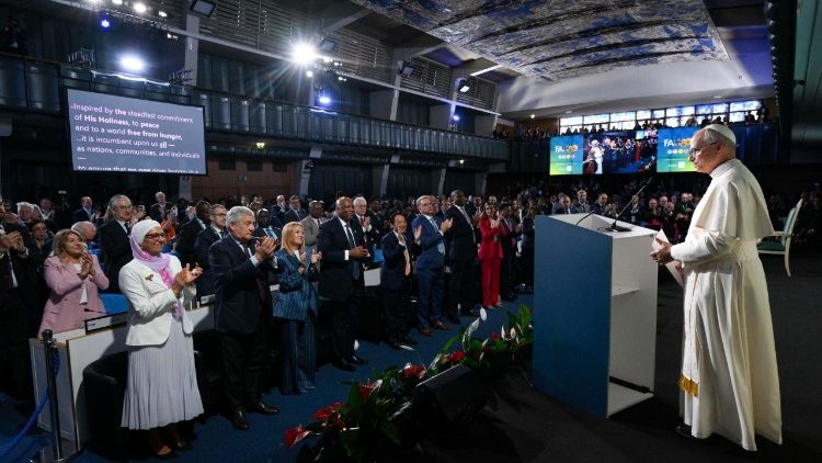 Papa Leão recebe os aplausos da assembleia da FAO