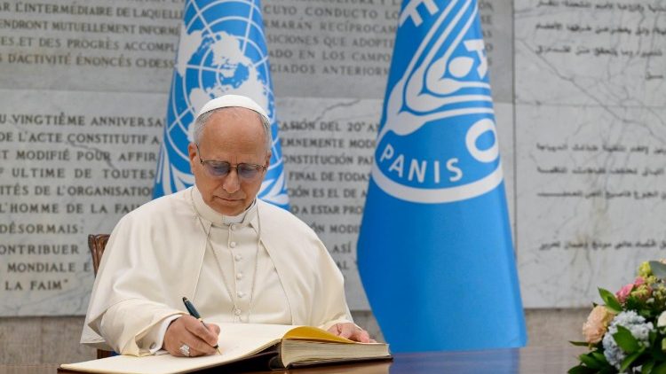 Papa Leone XIV firma il Libro d'Onore della FAO
