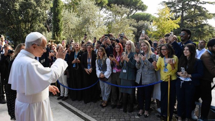 Papa Leo XIV akisalimiana na wajumbe wa mkutano wa FAO 2025