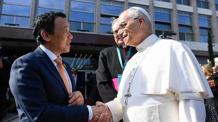 Papa Leo akisalimiana na Mkurugenzi mkuu wa FAO