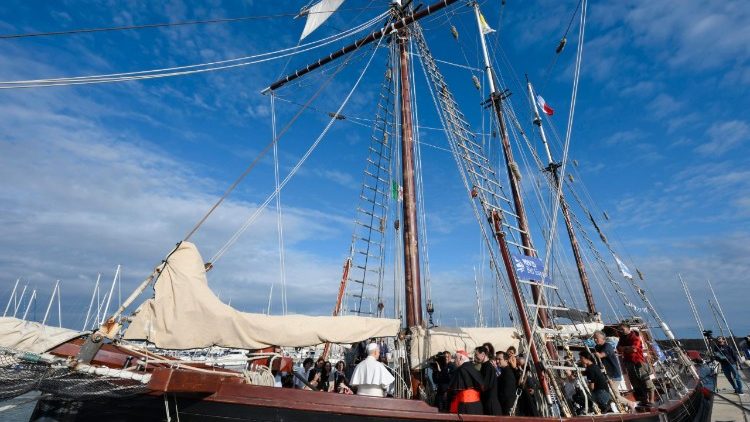 Papa akiwa ndani ya Meli ya Shule ya amani