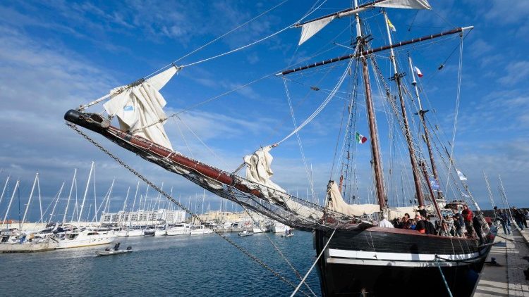 La nave Bel Espoir attraccata al porto turistico di Ostia