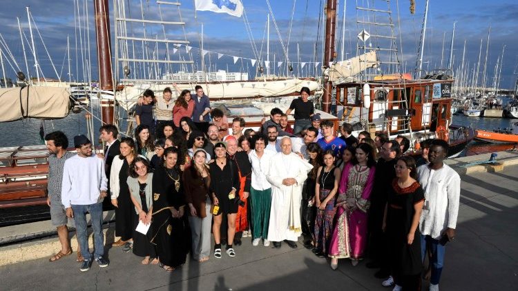 Foto de grupo com os jovens do Barco Escola da Paz