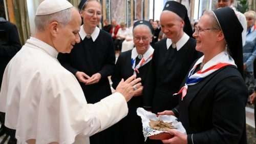  Pope Leo XIV greets pilgrims from Russia