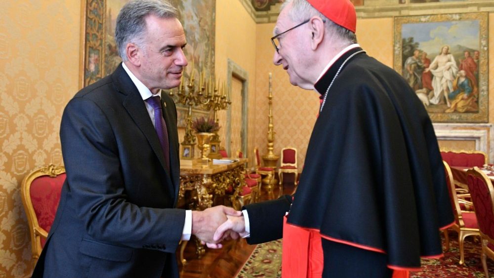 Kardinál Pietro Parolin zdraví prezidenta Uruguayské republiky Yamandú Orsiho
