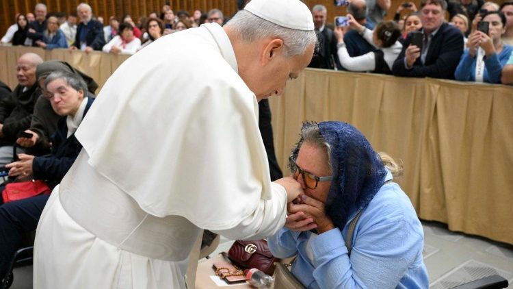 Папата с ромите, синтите и пътуващите