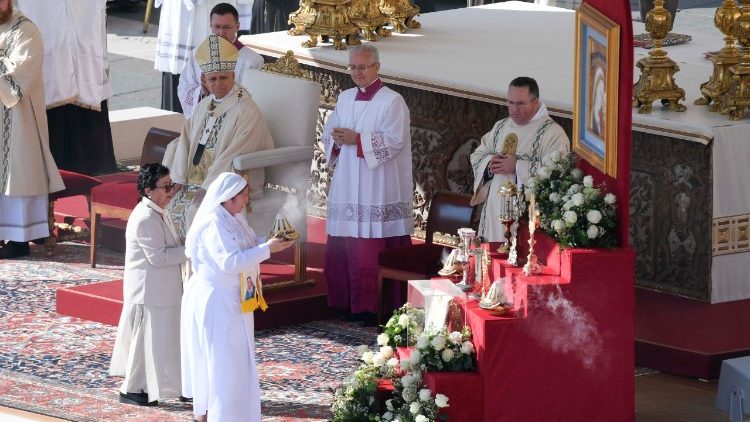 Wakati wa kuweka ubani katika masalia ya Watakatifu