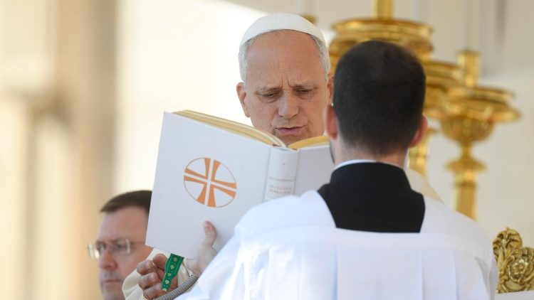 Le Pape lisant la formule de canonisation