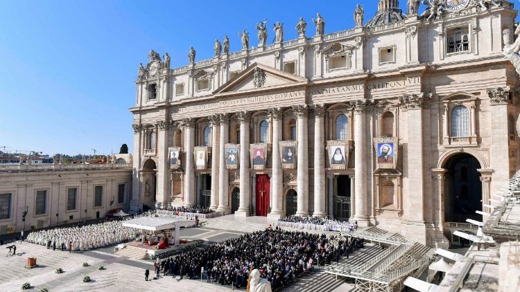 Les portraits des nouveaux saints sur la basilique Saint-Pierre