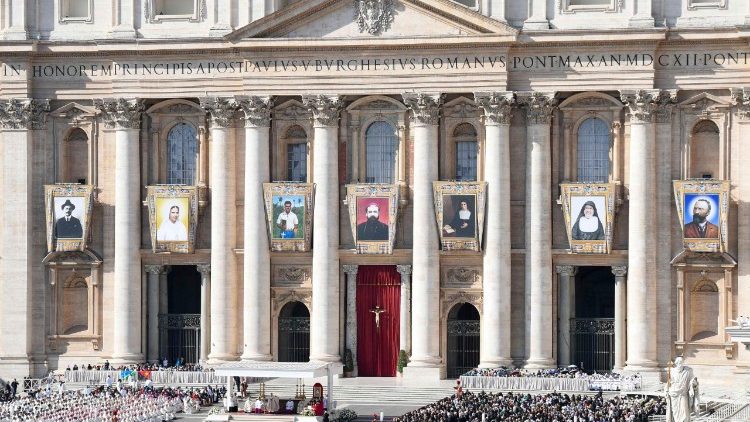 Svatořečení na Svatopetrském náměstí v neděli 19. října