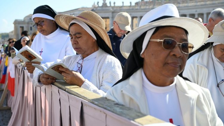 Watawa wakati wa misa ya kutangazwa Watakatifu