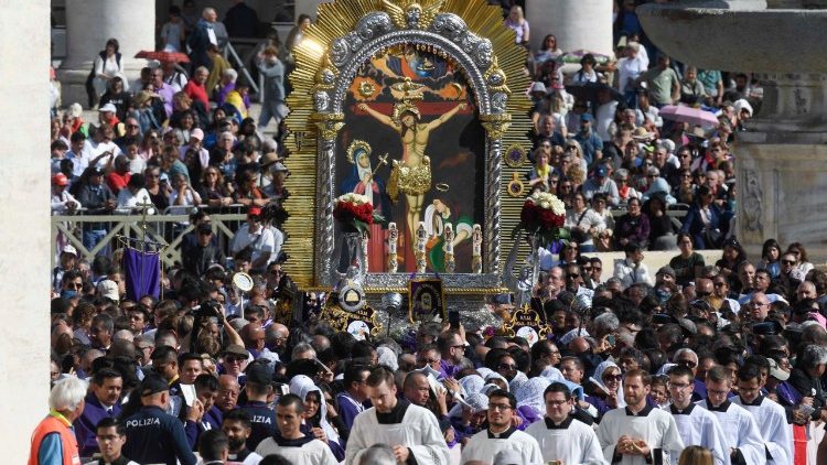 Das Bildnis des "Herrn der Wunder" in Prozession auf dem Petersplatz