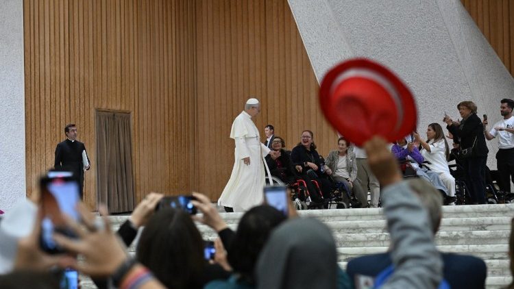 Papa s hodočasnicima koji su došli u Rim povodom kanonizacije sedmero novih svetaca