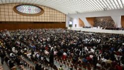 Папата с поклонниците, дошли за канонизацията в Рим