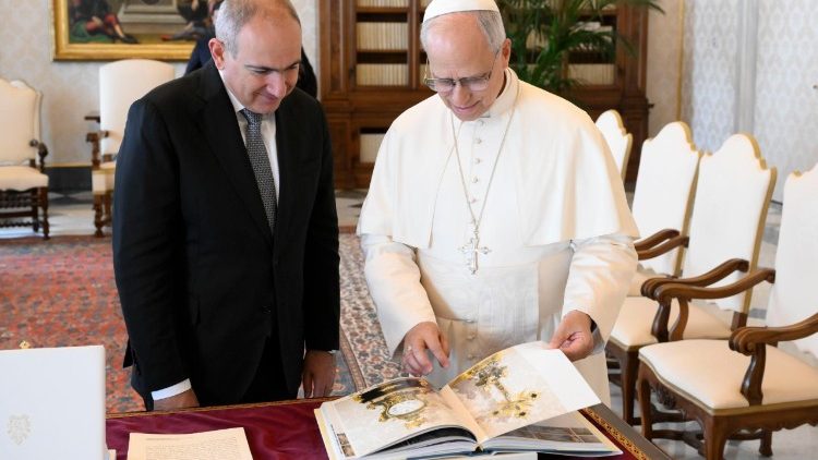 Leon XIV i premier Armenii Nikol Paszinian w Watykanie
