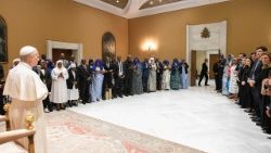 मोनसिन्योर कोर्टनी समुदाय के सदस्यों के साथ संत पापा लियो 14वें