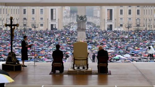 Sveti oče pri katehezi: Kristusovo vstajenje človeka ozdravlja žalosti