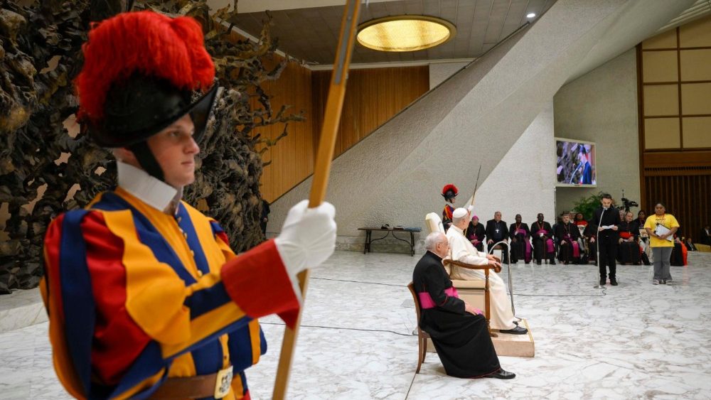 Le Pape a reçu les participants à la Rencontre mondiale des mouvements populaires, en Salle Paul VI, le 23 octobre 2025. 