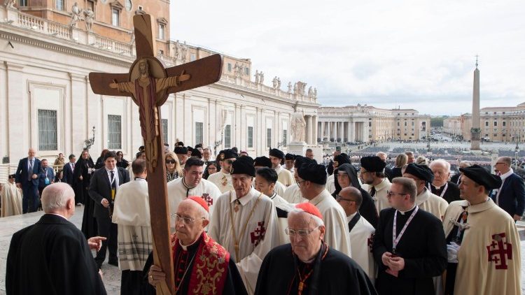 Pilgergruppe der Grabesritter beim Einzug durch die Heilige Pforte beim Petersdom
