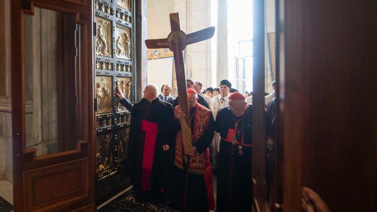 Svētceļnieki ienāk pa bazilikas Svētajām durvīm