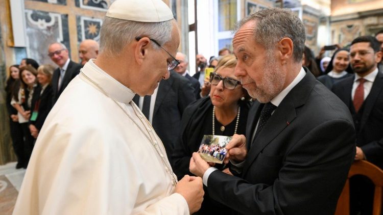 "Torna-se urgente devolver tempo e espaço ao amor", afirmou o Papa Leão XIV