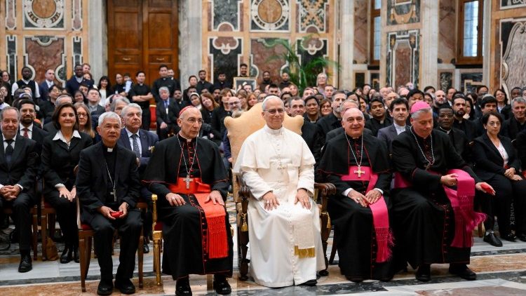 അംഗങ്ങൾക്കൊപ്പം പാപ്പാ 