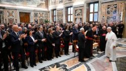 البابا لاوُن الرابع عشر يستقبل أساتذة وطلاب المعهد الحبري اللاهوتي يوحنا بولس الثاني لعلوم الزواج والعائلة