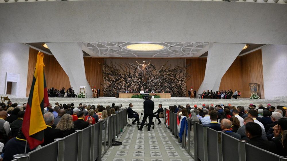 Un momento del encuentro del Papa León XIV con los participantes en el Jubileo de los equipos sinodales y organismos de participación. 