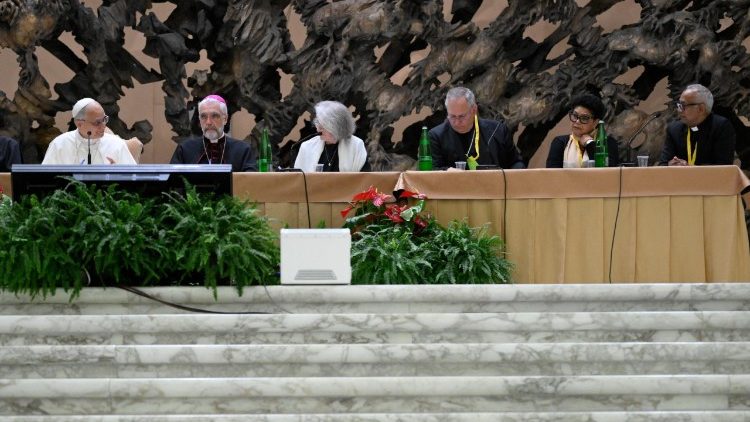 Il tavolo del Papa con i delegati e i vertici della segreteria del Sinodo dei Vescovi, in Aula Paolo VI