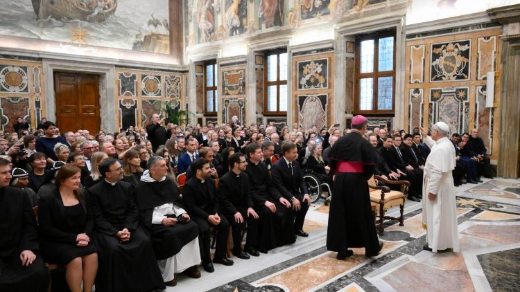 Папата приветства поклонниците от Естония, 24.10.2025