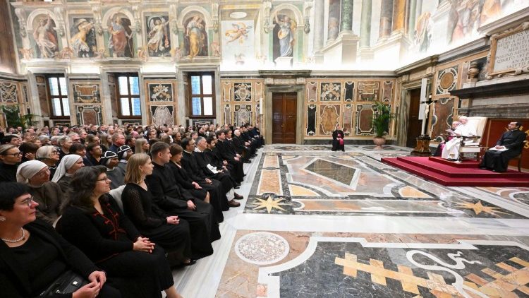 البابا يستقبل وفداً من الحجاج القادمين من إستونيا ويحثّهم على الصلاة بحرارة على نية السلام