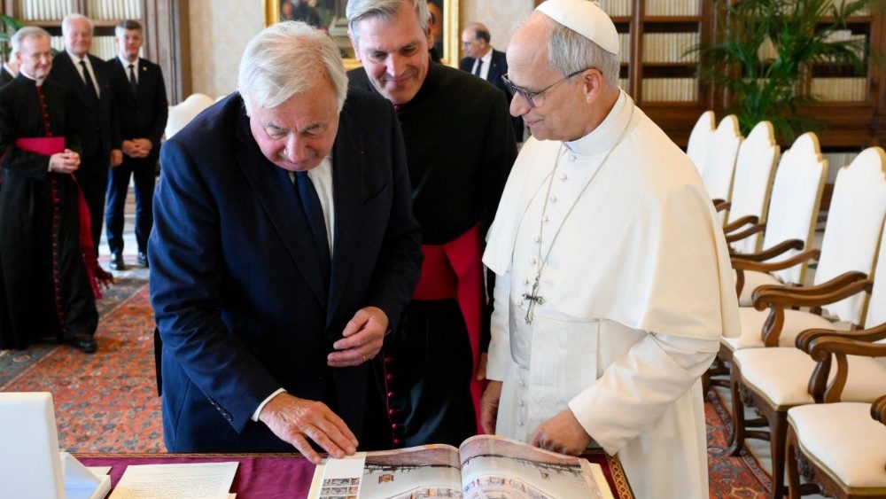 La Leon al XIV-lea, președintele Senatului Franței, Gérard Larcher. 