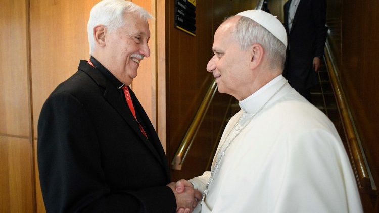 येसु संघी सुपीरियर जेनेरल अर्तूरो सोसा के साथ मुलाकात करते हुए पोप लियो 14वें