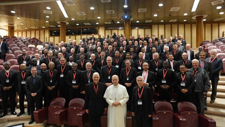 2025.10.24 Papa alikutana na Wakuu wa Shirika la Yesu mjini Vatican katika fursa ya Mkutano wao.