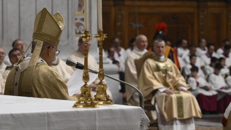 L'omelia di papa Leone XIV e monsignor Wachowski sullo sfondo a destra