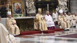 Papež čte homilii při mši s biskupským svěcením ve Vatikánské bazilice