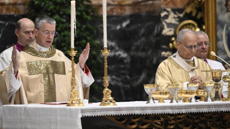 Monsignor Wachowski concelebra con Papa Leone XIV dopo la sua ordinazione