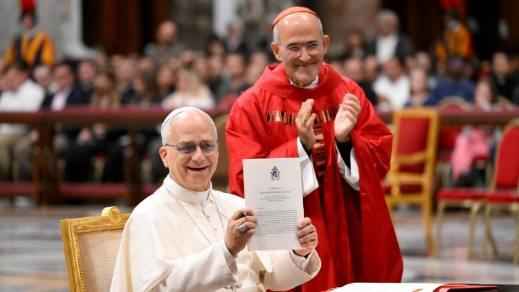 Papa Leon al XIV-lea arată Scrisoarea apostolică "A trasa noi hărți de speranță", prilejuită de împlinirea a 60 de ani de la Declarația conciliară "Gravissimum Educationis"