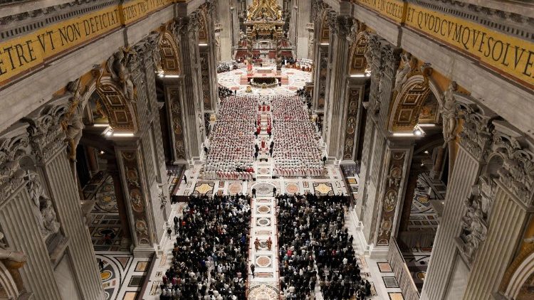 La Basílica de San Pedro en el Vaticano acoge a cientos de estudiantes religiosos y laicos de las Universidades Pontificias