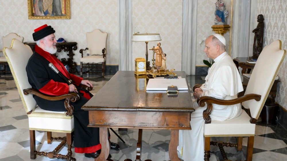 Papa Leão XIV com o patriarca Mar Awa III