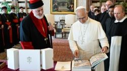 البابا يستقبل جاثليق بطريرك كنيسة المشرق الآشورية